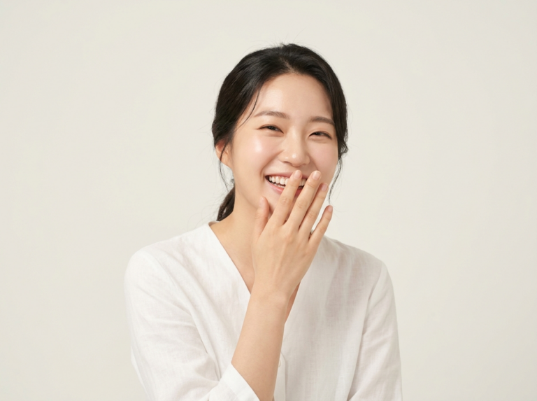 웃을 때 입을 가리는 모습